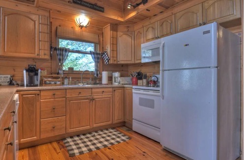 Chatsworth Cabin | North GA Mountains Carters Lake Recreational Area Hot Tub Game Room Fireplace