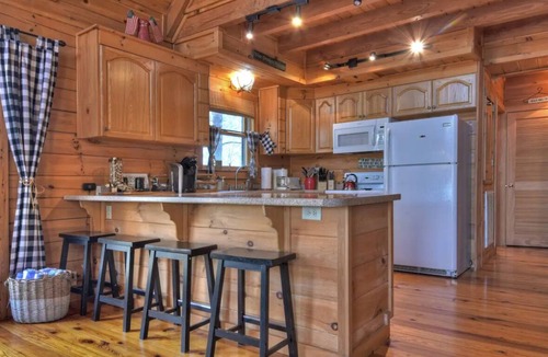 Chatsworth Cabin | North GA Mountains Carters Lake Recreational Area Hot Tub Game Room Fireplace