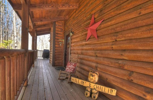 Chatsworth Cabin | North GA Mountains Carters Lake Recreational Area Hot Tub Game Room Fireplace