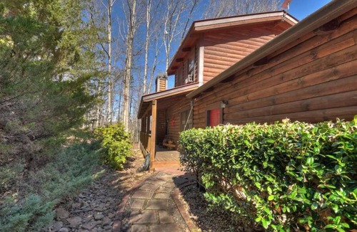 Chatsworth Cabin | North GA Mountains Carters Lake Recreational Area Hot Tub Game Room Fireplace