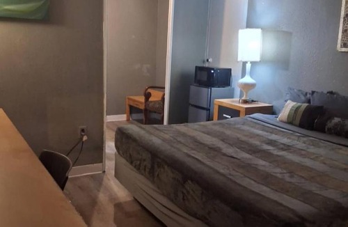 Tougaloo Apartment | North - King Bed Hotel Studio 318