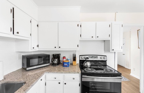 Norwood Condo | Norwood Seven Flat No. 5 -City Stay/King Bed/WiFi