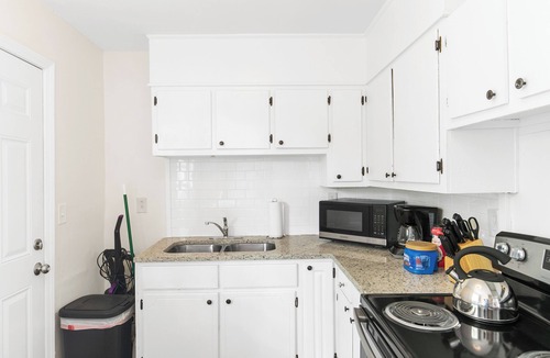 Norwood Condo | Norwood Seven Flat No. 5 -City Stay/King Bed/WiFi
