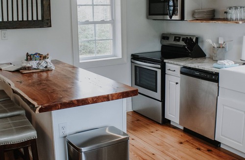 Morris House | Nubbintown Honey House Romantic Getaway Farm Stay
