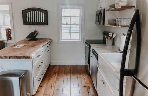 Morris House | Nubbintown Honey House Romantic Getaway Farm Stay
