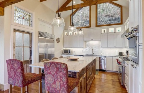 Canton House | Nugget's Lodge - Ultimate Dog-Centric WNC Mtn Escape, Hot Tub & Panoramic Views