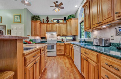 Westlake Corner House | O`Neill`s Getaway - Sleeps 14! Pet-Friendly - Meditation Garden - Pool Table