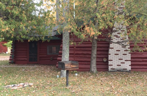 Grawn Cabin | Oak Logroom - Ellis Lake Resort - Interlochen/Traverse City