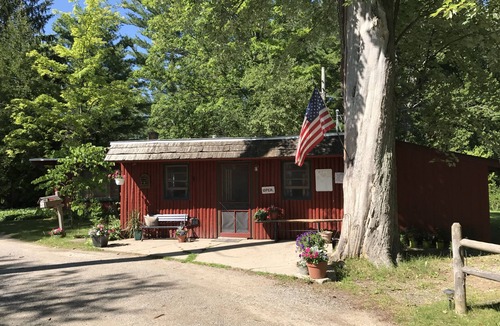 Grawn Cabin | Oak Logroom - Ellis Lake Resort - Interlochen/Traverse City