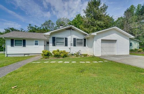 Oak Ridge House | Oak Ridge Retreat w/Porch < 1 Mi to Downtown