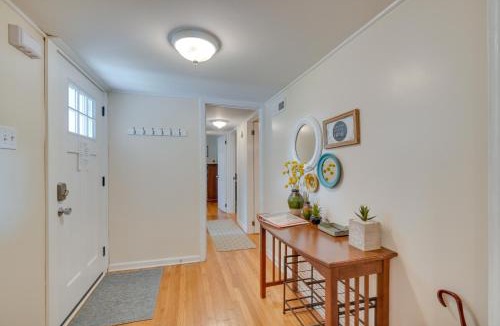 Oak Ridge House | Oak Ridge Retreat w/Porch < 1 Mi to Downtown