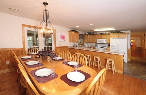 Pigeon Forge House | Oak Tree Lodge 3 - Fifteen Bedroom Chalet Lodge