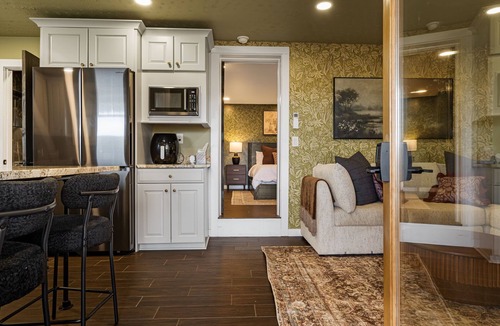 Newland House | Obsidian Hollow House. LUX. Wellness Retreat. Sauna. Hot tub. EV. Views