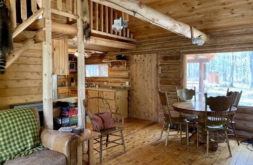 Wetmore House | Off-Grid Clean, Cozy Log Cabin 4.95 Star Rating 86 Reviews