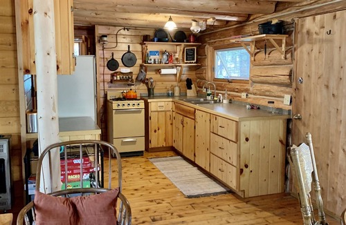 Wetmore House | Off-Grid Clean, Cozy Log Cabin 4.95 Star Rating 86 Reviews