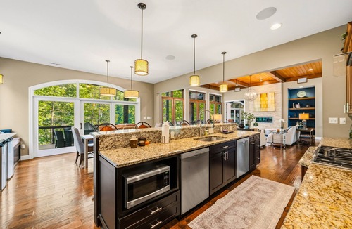Jacksboro House | Offseason Oasis on Windsor Ln Beautiful Lake Front Retreat