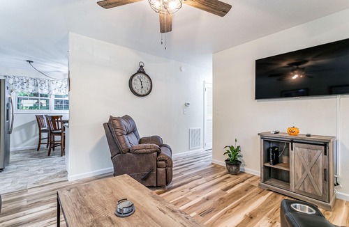 Hendersonville House | Old Made New-3 Bedroom Lovely Home-Dog Friendly NOW OPEN 25% OFF 1ST 3 BOOKINGS