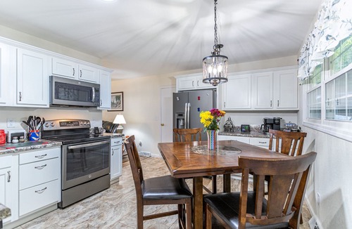 Hendersonville House | Old Made New-3 Bedroom Lovely Home-Dog Friendly NOW OPEN 25% OFF 1ST 3 BOOKINGS