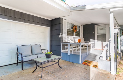 Hendersonville House | Old Made New-3 Bedroom Lovely Home-Dog Friendly NOW OPEN 25% OFF 1ST 3 BOOKINGS