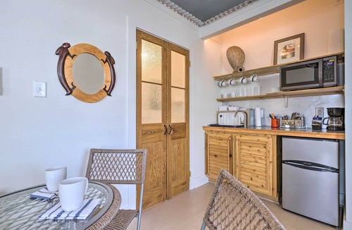Old Town Apartment | Old Town Getaway, Walk to Shopping, Dining & Bay!