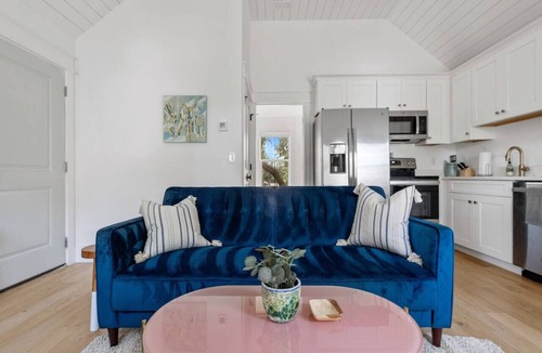Old Village House | Old Village Guest House - 5 Mins to the Beach!