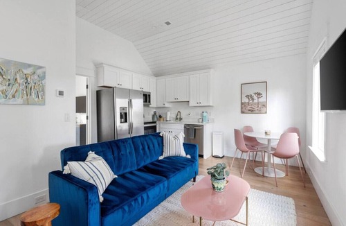Old Village House | Old Village Guest House - 5 Mins to the Beach!