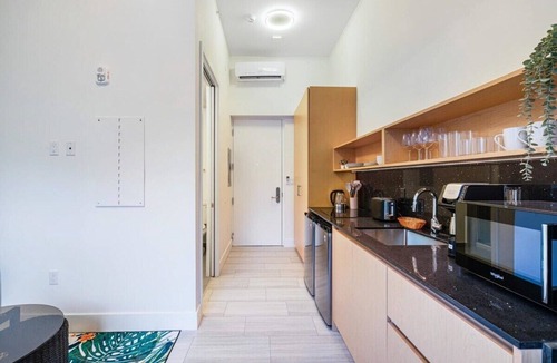 East Little Havana Apartment | Olive Studio | Balcony | Roof Deck, Garden