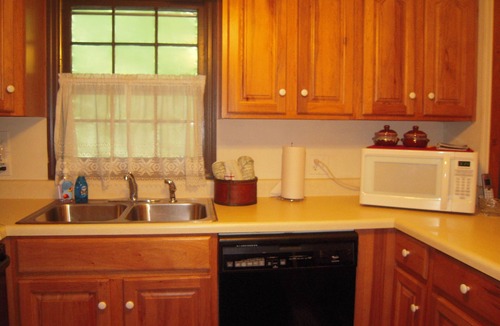 Sevierville Cottage | On a year-round creek with FREE High-Speed Wi-Fi! HOT TUB & Arcade game, 4 TVs