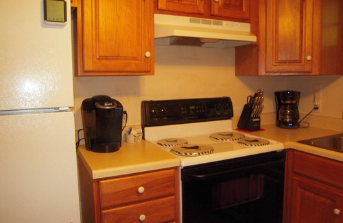 Sevierville Cottage | On a year-round creek with FREE High-Speed Wi-Fi! HOT TUB & Arcade game, 4 TVs