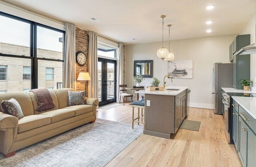 Lawrenceburg Apartment | On Dtwn Square! Chic Lawrenceburg Condo w/Balcony