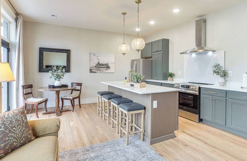 Lawrenceburg Apartment | On Dtwn Square! Chic Lawrenceburg Condo w/Balcony
