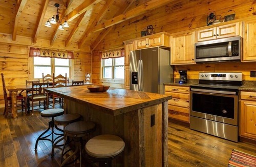 Gatlinburg Cabin | On Roaring Fork Stream/1 Mile To DwTn Gatlinburg