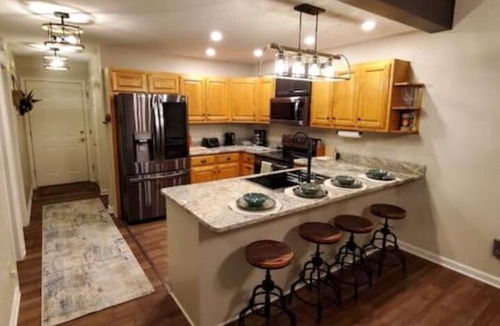 Helen Cabin | On the Hooch in HELEN Hot Tub Fireplace Dog Friendly Walk to all the fun!
