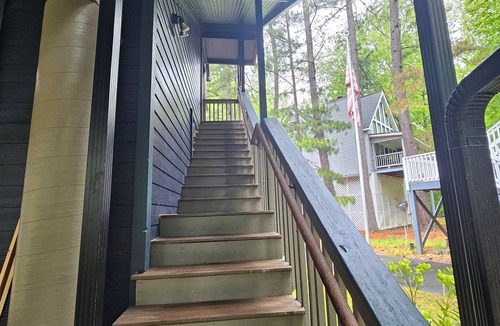 Helen Cabin | On the Hooch in HELEN Hot Tub Fireplace Dog Friendly Walk to all the fun!
