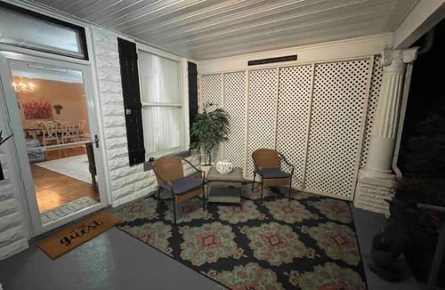 Paducah Cottage | Once Upon a Time Cottage, home away from home. Dog friendly, close to downtown