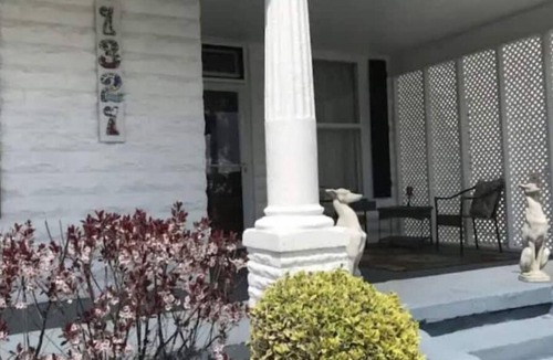 Paducah Cottage | Once Upon a Time Cottage, home away from home. Dog friendly, close to downtown