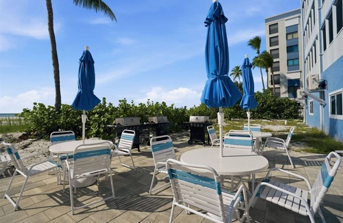 Fort Myers Beach Resort | One bedroom unit on beautiful Ft. Myers Beach - gorgeous sunsets, pool and spa.