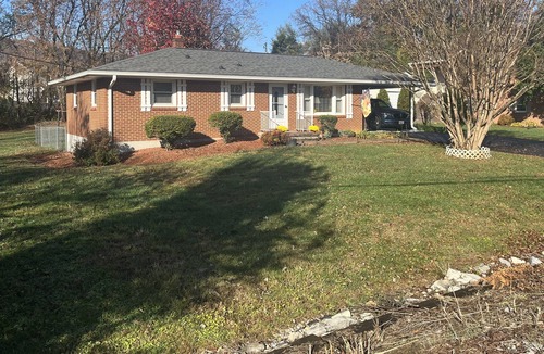 Daleville House | One mile off exit 150 on interstate 81 in Daleville Va . Sleeps up to 7 .