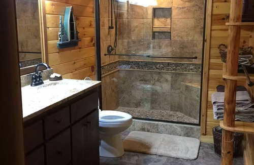 Butler Cabin | ONE OF A KIND LUXURY LAKESIDE TREE HOUSEPontoon, Ski, Hike, Rejuvenate