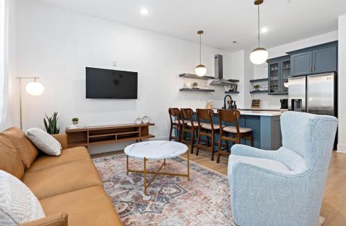 McFerrin Park House | Only 3 miles from Broadway Sleeps 16 Two Condos Side by Side