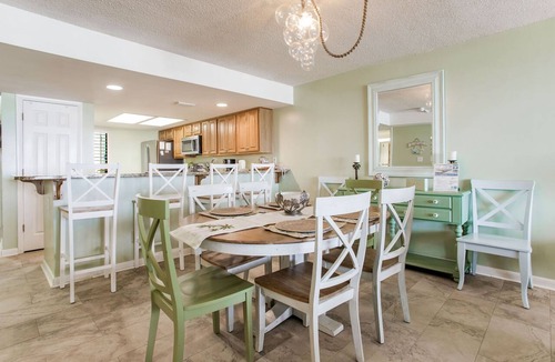 Orange Beach East Condo | Orange Beach Gulf-Front 2BR Sleeps 7 2 La-Z-Boy Recliners Pools Boats