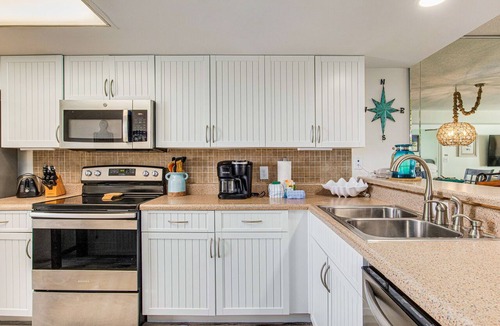 Orange Beach East Condo | Orange Beach Gulf-View 2BR Sleeps 5 65" TV High-Top Chairs Pools Boats
