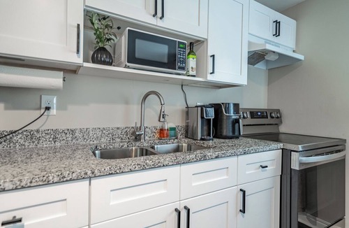 Sandtown Apartment | Orange Oasis Hideaway Suite spacious 1 bed retreat Atl airport and Everything!
