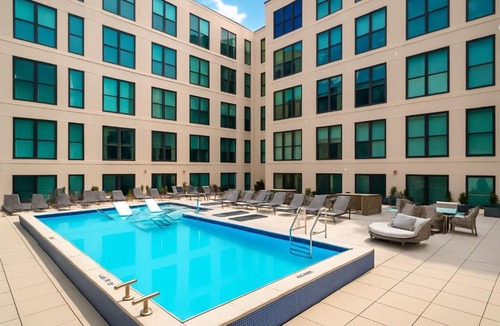 Pendleton Apartment | OTR King Bed Free On Site Parking Gym Pool Club Room