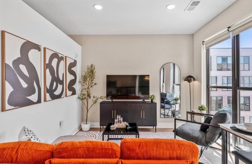 Pendleton Apartment | OTR King Bed Free Parking Gym Top Floor Club Room