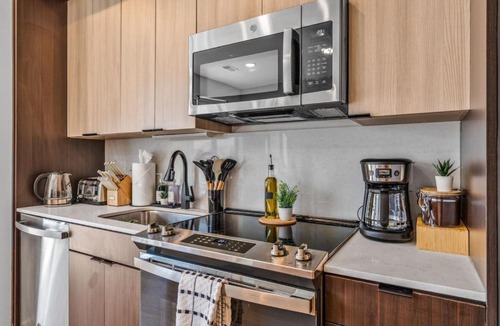 Pendleton Apartment | OTR King Bed Free Parking Gym Top Floor Club Room