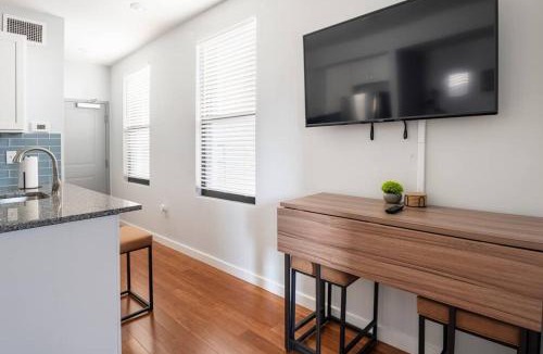 Over-the-Rhine Apartment | OTR, QUEEN Bed, 50in TV, Workspace, Near Lightrail