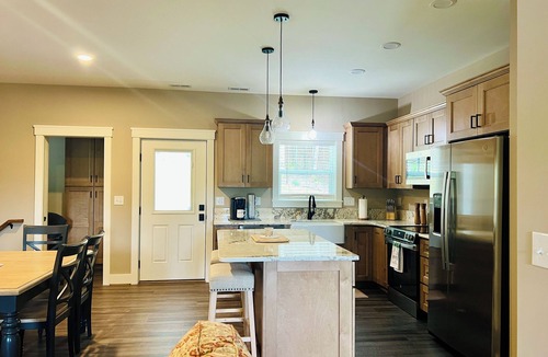 West Jefferson House | Our Cozy Escape - Custom Build 2025, River Access, Wooded Privacy, 4 Smart TV's, Wifi, Corn Hole