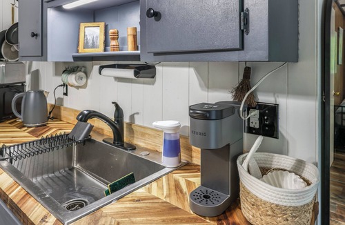 New Market Cabin | Our Cute Cabin + Sauna, firepit, Big deck, nature vibe, safe, small town feel