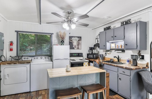 New Market Cabin | Our Cute Cabin + Sauna, firepit, Big deck, nature vibe, safe, small town feel